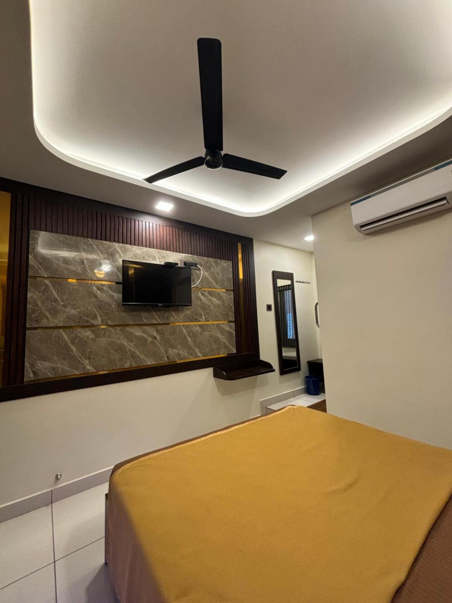 Sundar Lodge Tiruppatur Exterior foto