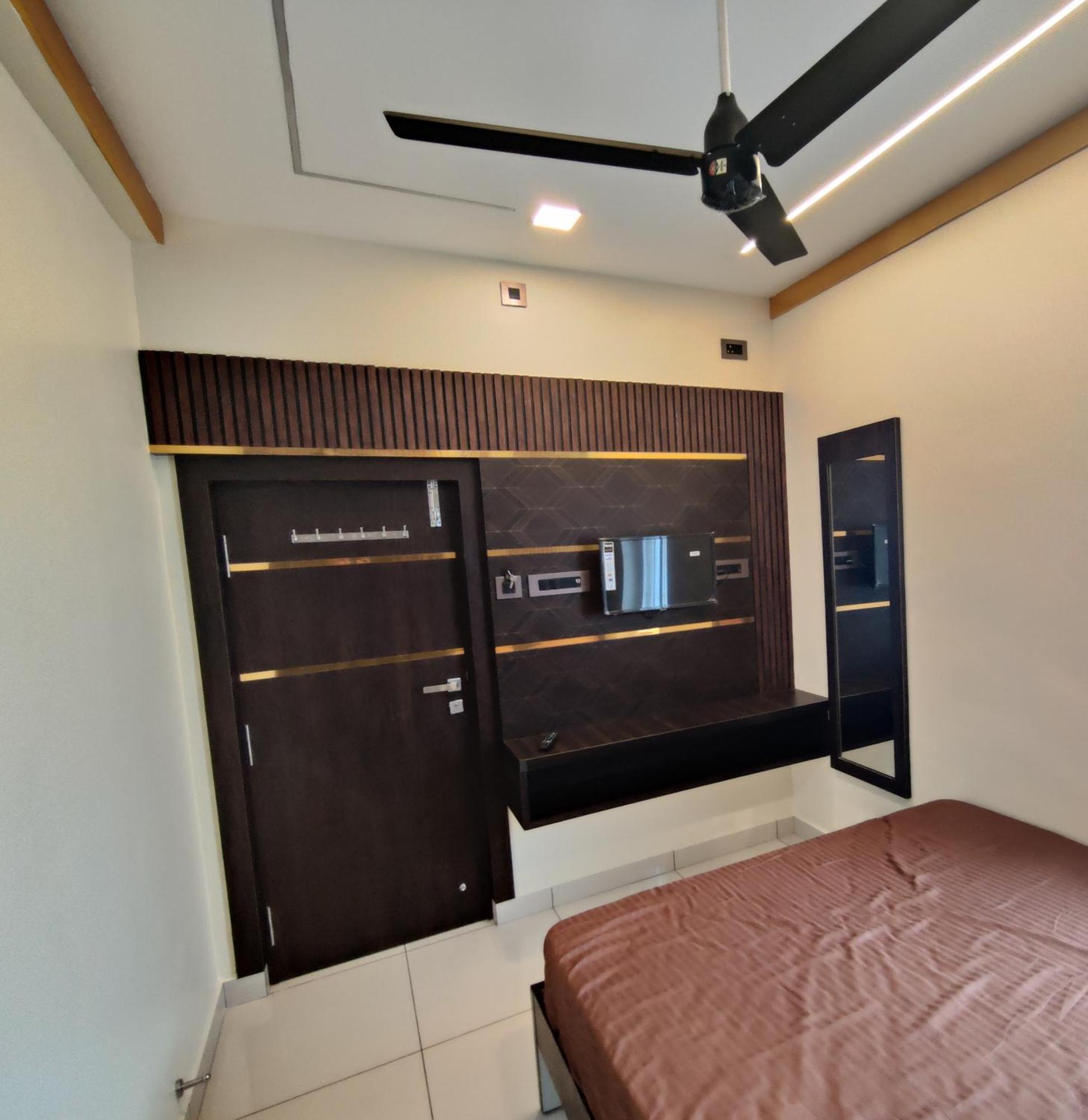Sundar Lodge Tiruppatur Exterior foto
